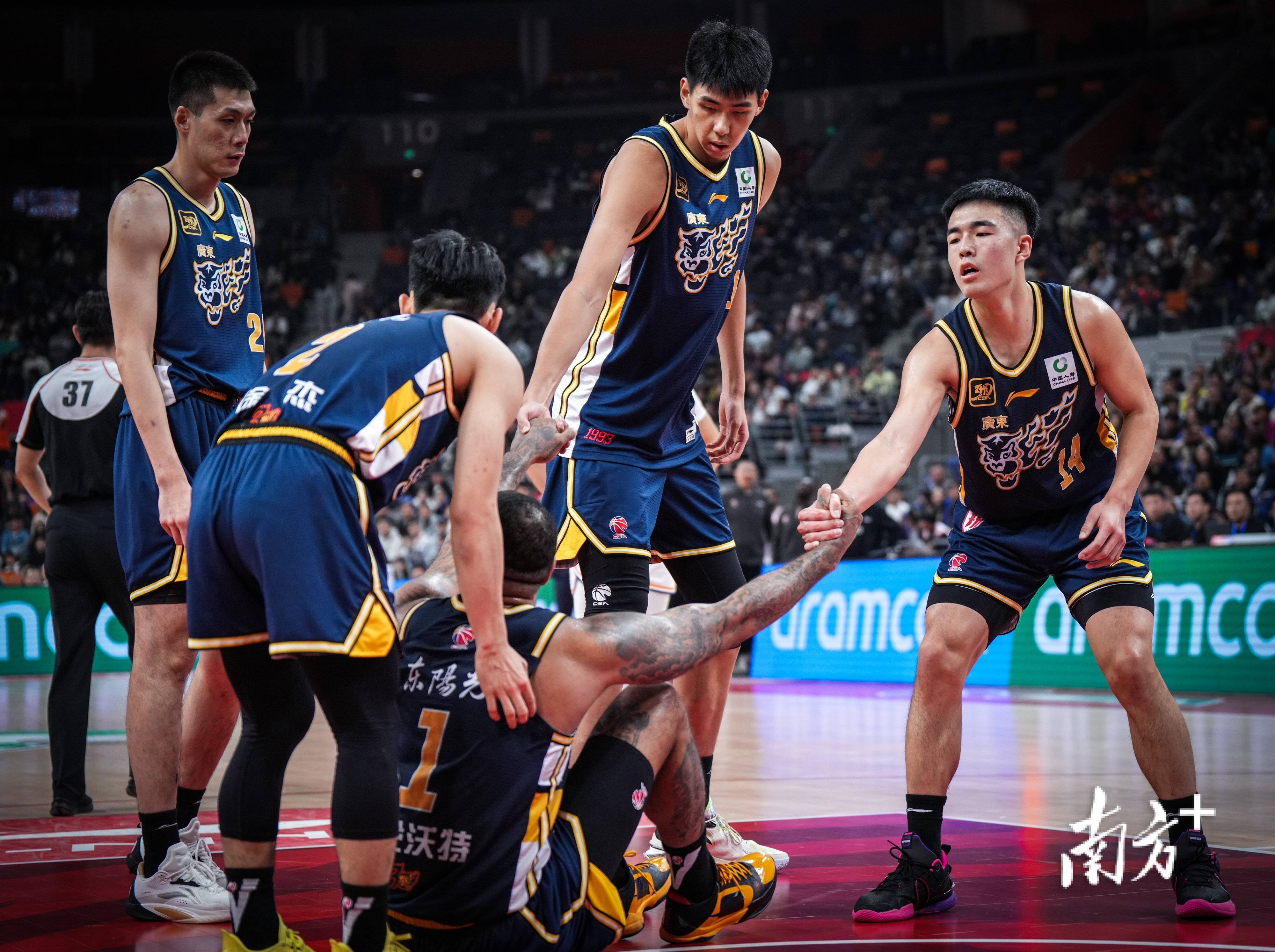 爱游戏APP-中超赛程吃紧，上海久事冲刺阶段队长鼓劲，震撼外界，阵容厚度经受考验(中超上海海港队赛程)