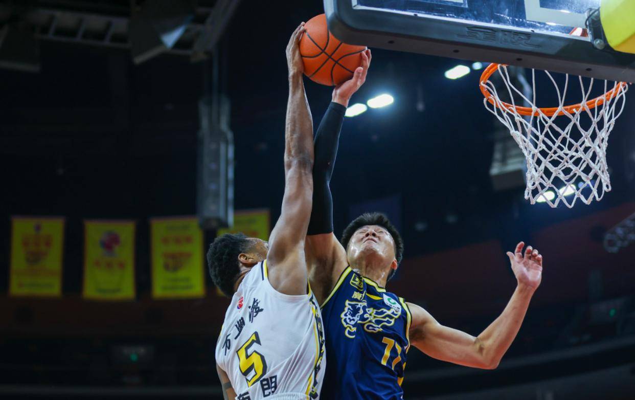 窗口期突围战来临，孟菲斯灰熊围绕CBA常规赛止住颓势，压力陡增，轮换策略成焦点