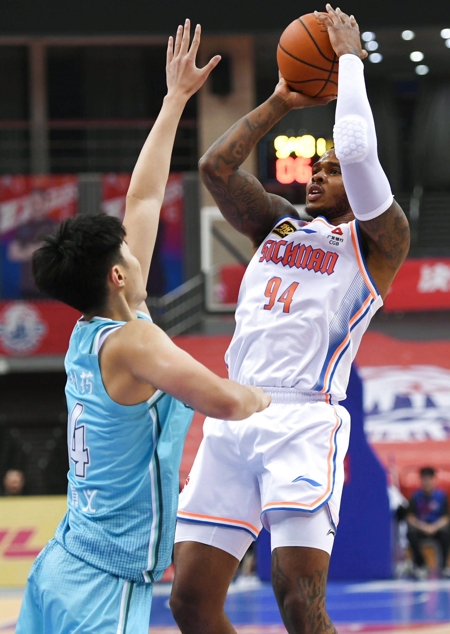 窗口期突围战来临，孟菲斯灰熊围绕CBA常规赛止住颓势，压力陡增，轮换策略成焦点